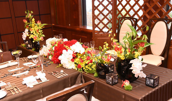 おしゃれに和モダン 結婚式のテーブルコーディネート例 少人数ウエディングにも 主役おふたりのためのメインテーブル装花 藻岩シャローム教会 札幌の結婚式場